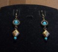 Pendientes con metal y bolias de cristal en turquesa.